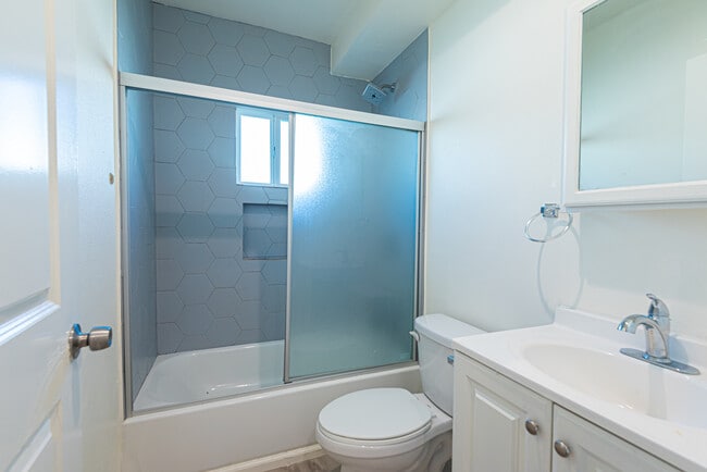 Photo - 603 W 49th St