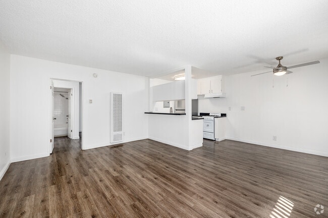 1BR, 1BA - 695SF - Living Room - Vanowen Plaza