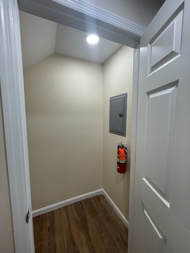 Armario - 207 Market St Unidad 1st Floor Rear Studio