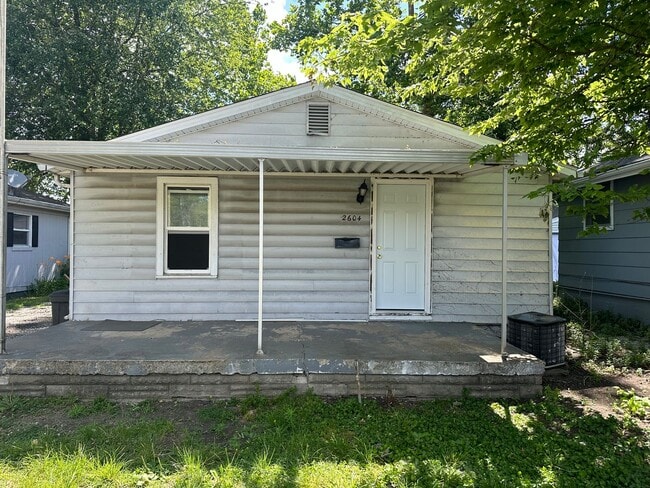 Building Photo - 2 bed 1 bath on quite street