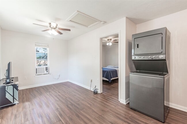 Building Photo - 3008 Wichita St Rental