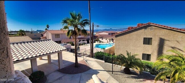 Vista desde el balcón frontal - mirando hacia el lago - 2095 Mesquite Ave Unidad # 23