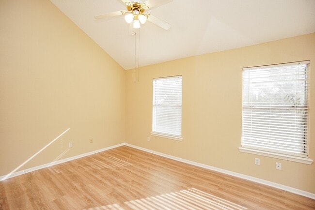 Building Photo - 2808 Grants Lake Blvd Unit 501