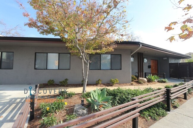 Building Photo - Centrally Located Mid-Century Contemporary Home