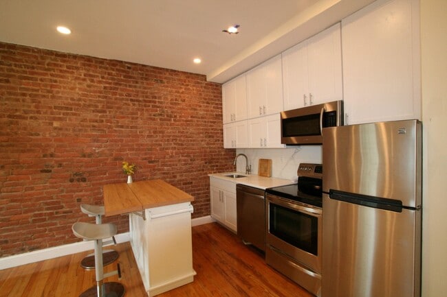 Photo - 142 Sussex St