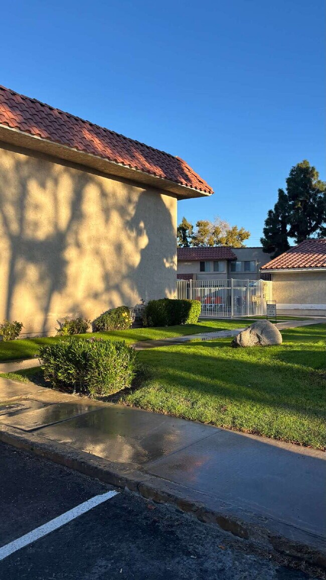 2 Bedrooms Townhomes - $ave $250
Move-in Costs by Sep 15th!