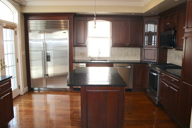 Building Photo - 33 Franklin St Unit 2