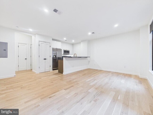 Building Photo - 1128 Walnut St Unit 206