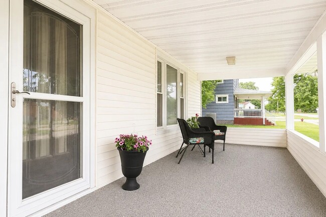 Photo - Spacious 4 bedroom, 2.5 bath home with solar panels-low electricity cost for tenants!