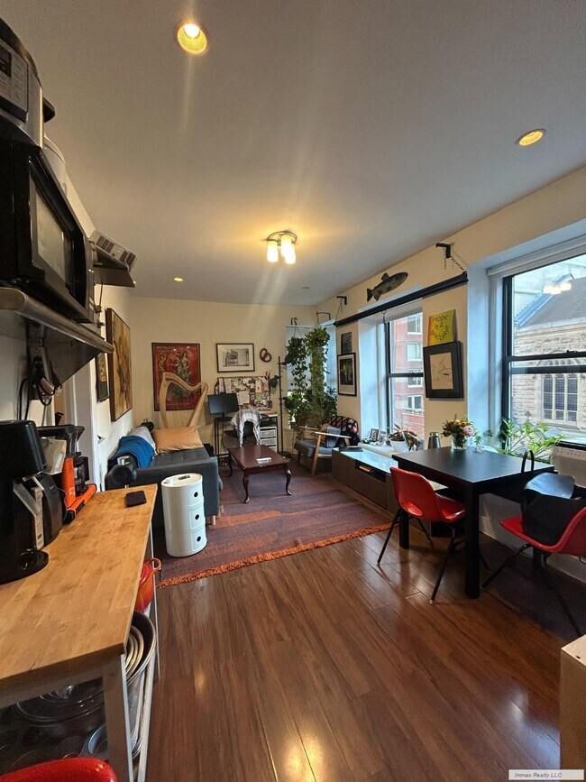 Photo - Super Sunny 1 BD, Panoramic Windows, Gut R...