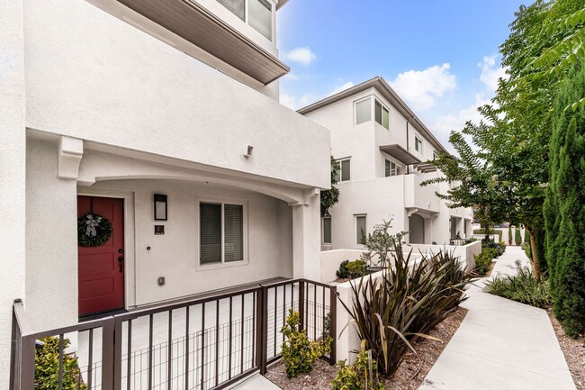 Building Photo - Beautiful Condo