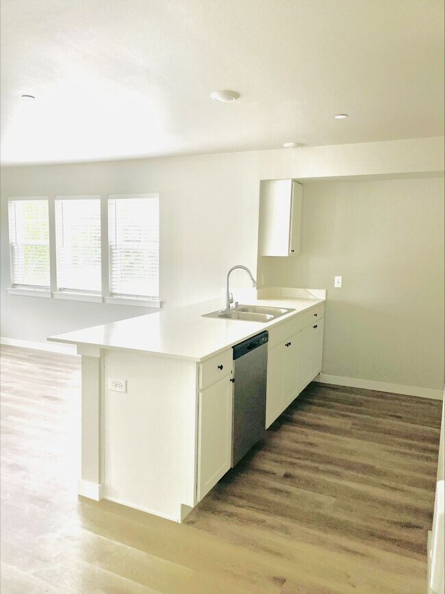 Photo - $500 Off 1st Month's Rent! 3 Bedroom, 1.5 ... Unit 301