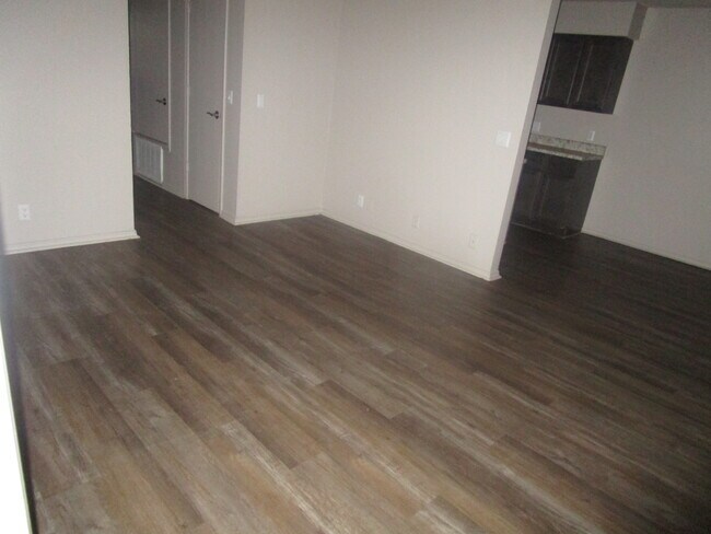 Photo - 706 E Walnut St Apartments Unit 6