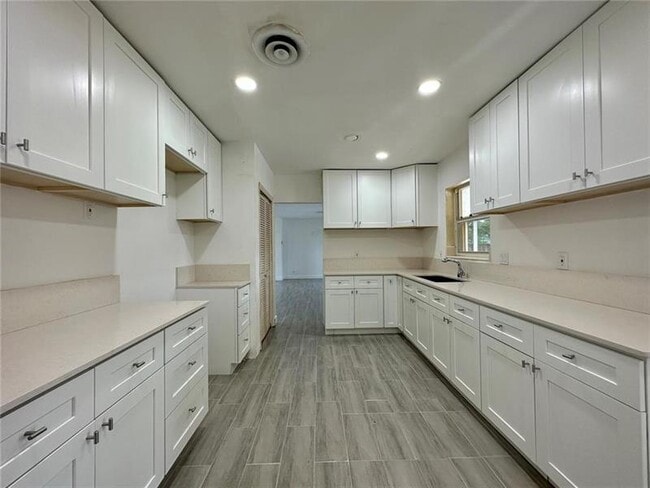 Building Photo - 912 NE 9th Ct Rental