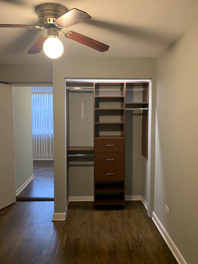 BEDROOM CLOSET - 1415 W Devon Ave Casa Adosada