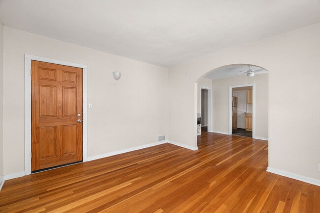 Enter the living room with arched transition to breakfast room - 208 Circular Rd Unidad 4