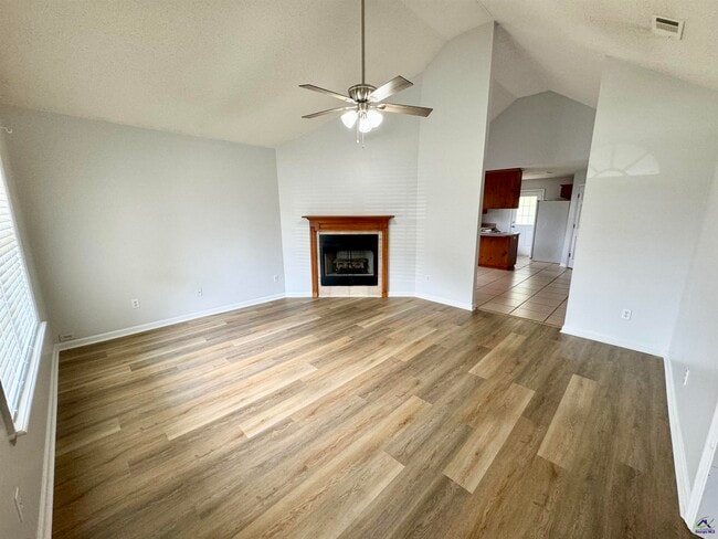 Photo - 308 Strawbridge Ln