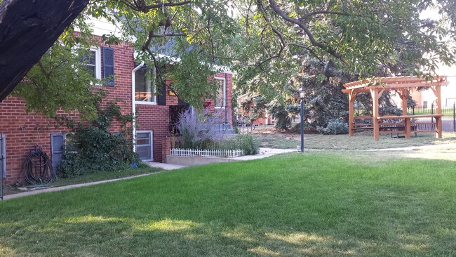 Front yard & pergola w/fire pit. - 901 Country Club Ave Casa Adosada