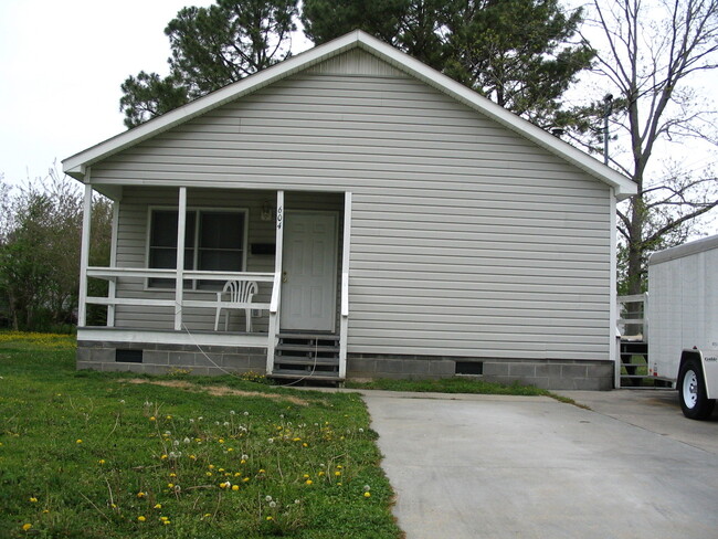 Cute home located in City Limits - Cute home located in City Limits