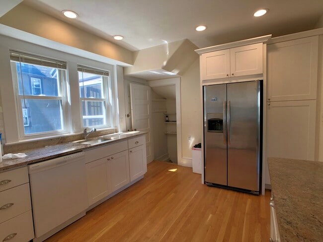 Building Photo - 102 Erie Ave Unit NA