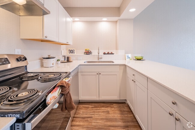 Corp - 1HAB, 1BA - 672SF - Cocina - Country Club Apartments