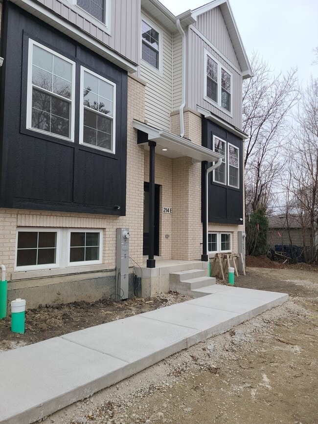 Building Photo - 214 N Walnut St