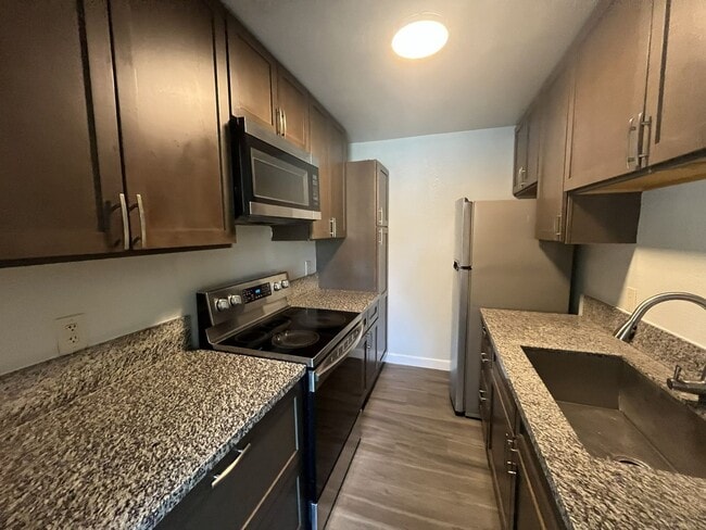 Building Photo - 2 BEDROOM 1 BATH AVAILABLE FOR MOVE IN TOMORROW! Unit #3