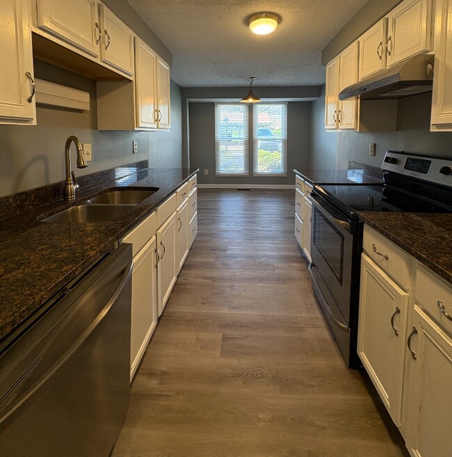 Photo - 784 Woodlyn Dr S