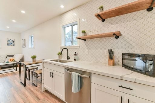 Building Photo - Beautiful top floor 1 bedroom 1 bathroom apartment on Lower Queen Anne