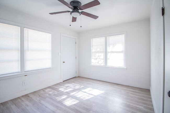 Photo - 302 Avenue U