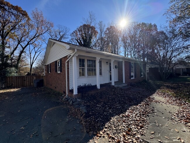 Photo - 1115 Grovewood Dr