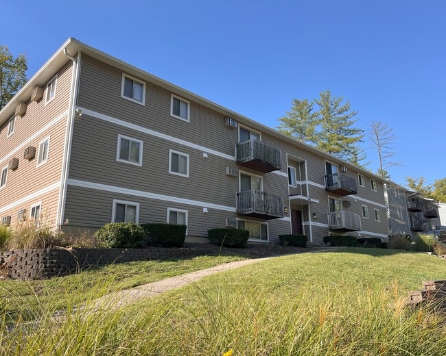 Building Photo - 5609 Happy Hollow Rd Unit 7
