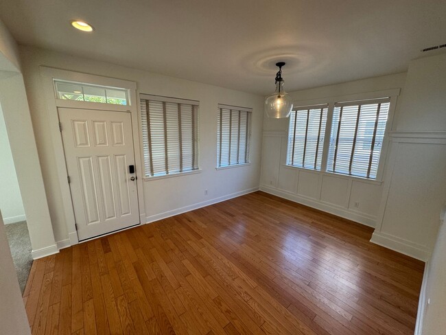 Gorgeous 3 bedroom 3 bathroom home in Mill Creek AVAILABLE NOW