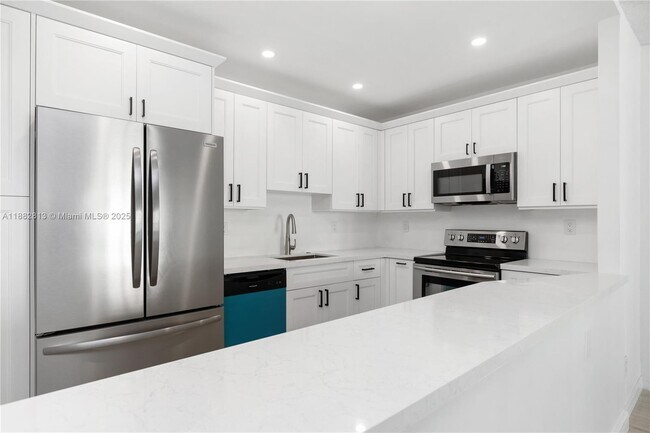 Photo - 19380 Collins Ave Unidad 911