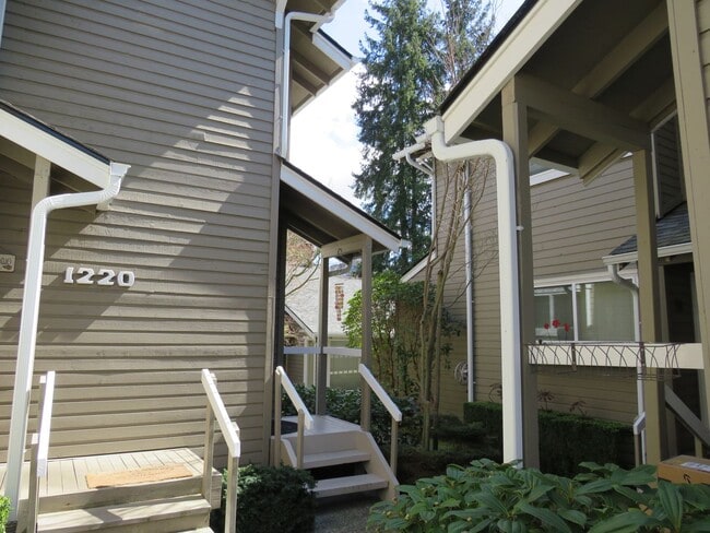 Photo - Bellevue Townhome Downtown Bellevue 2Bed/2.5Ba. $3200.00/ Walk to Shopping!