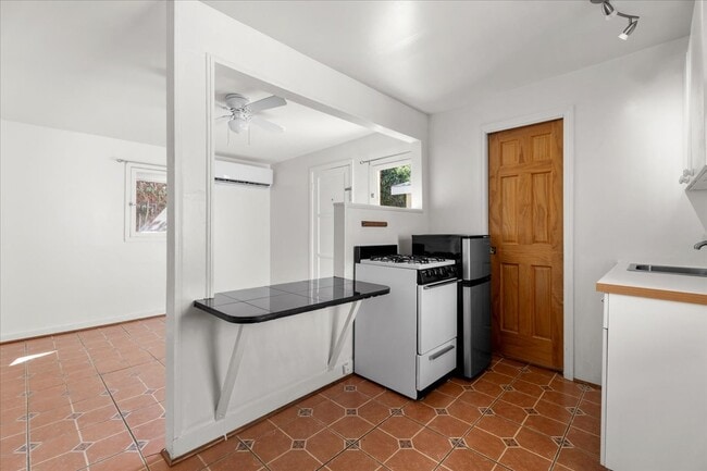 Building Photo - 4044 Huron Ave Unit B Rental