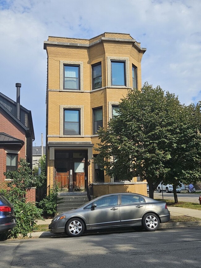 Building Photo - 1901 N Hoyne Ave Unit 1 Rental