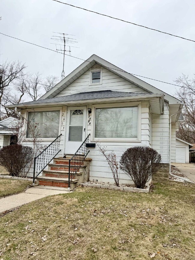 Building Photo - 3 Bedroom with a bonus room, 1 Bath Available!