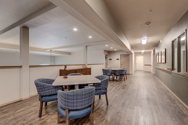 Five Minutes Away From Shopping - Vintage at Bremerton