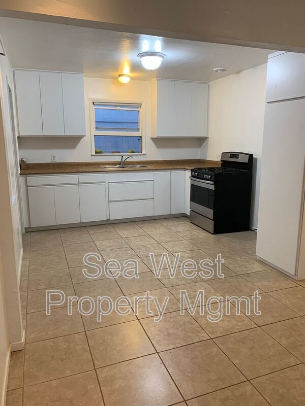 Building Photo - 123 W Jason St Unit #C