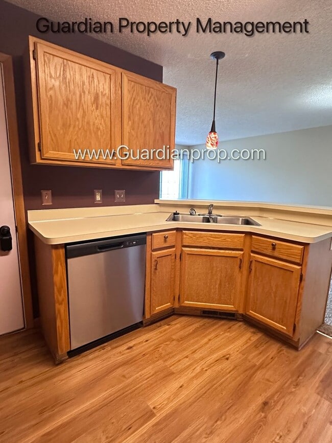 Photo - Apple Valley 2 Bedroom Town Home, Patio, Fireplace, 1 Car Garage, AC, New Carpet