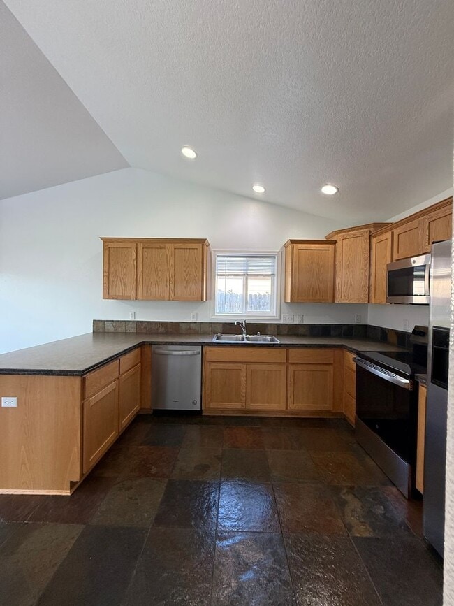 Photo - 3 bed, 2 bath- Kennewick Location!