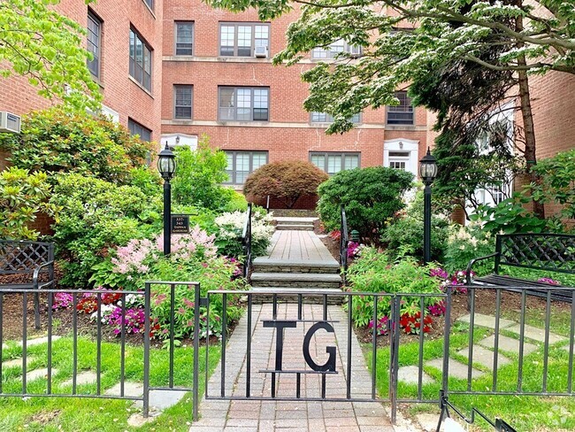 Building Photo - 341 Tappan St Unit 6 Rental