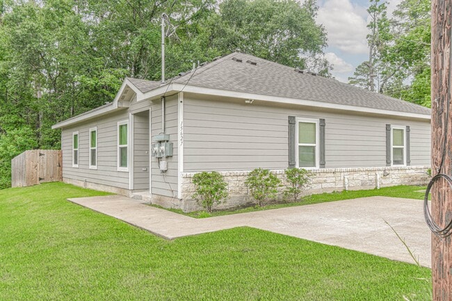 Building Photo - 15627 Sycamore Dr