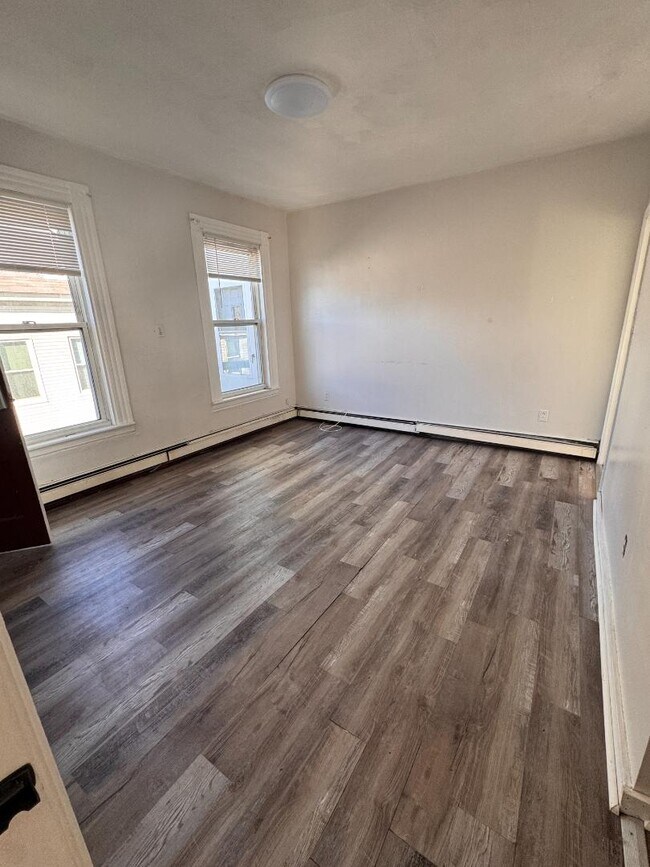 Photo - 287 Bridge St