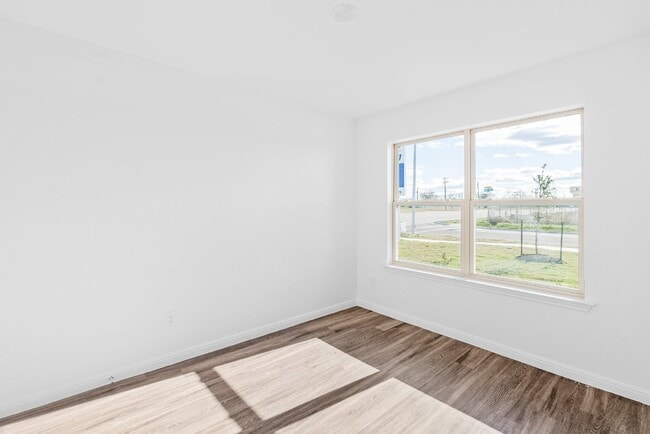 Photo - "Charming 3-Bedroom Retreat with Granite Countertops & Guest Suite in Killeen!"