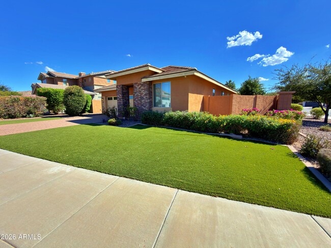 3265 E Myrtabel Wy