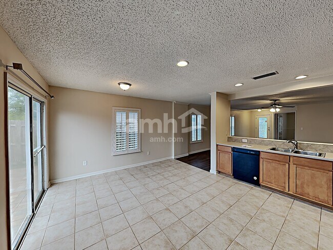 Photo - 562 MacKenzie Cir