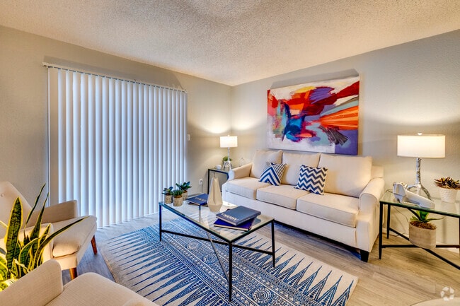 Sala de estar: 1BR, 1BA y 615SF - Summers Point Apartments