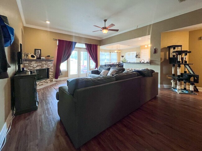 Photo - Pet Friendly 3BR/2BA Home on 1 acre in SW Gainesville - available Mid-October!
